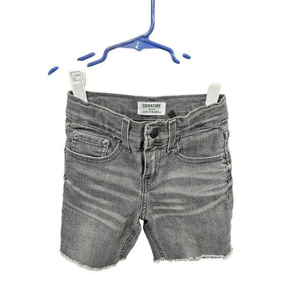 4/$20 Black Denim Shorts - Signature by Levi's - 6 - Picture 1 of 3